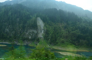 山间绿水环绕的秀丽景致