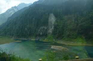 山间幽湖 云雾缭绕之景