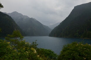 山间幽湖 绿意环绕之景