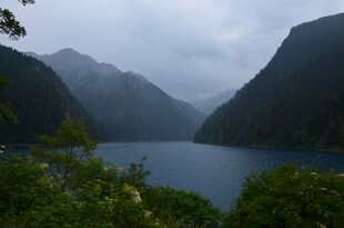 山水相依的静谧湖景