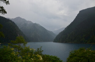 山水相依的静谧湖景