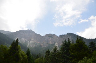 山林间的壮丽山景