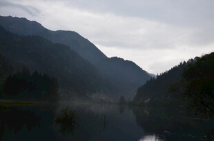 山间静谧湖景 云雾缭绕