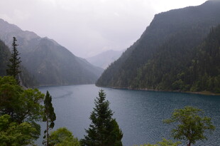 山间幽湖 云雾缭绕美景