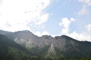 蓝天白云下的巍峨山脉