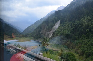 山间壮丽河流景观