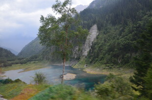 山间秀丽湖泊美景