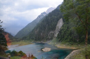 山间幽蓝湖泊秀丽风光