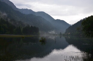 宁静山水湖景 雾霭缭绕