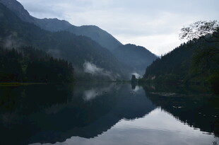 宁静山水湖景倒影如画
