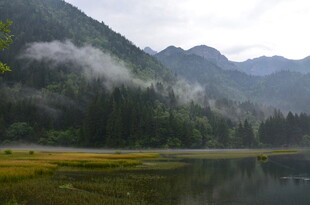山间云雾缭绕的静谧湖泊