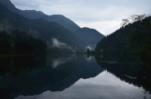 山水静谧倒影如画