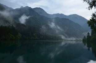 山水间的静谧湖景