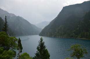 山间幽蓝湖泊秀丽风光