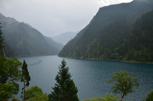 山间幽蓝湖泊绝美风光
