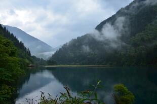 山间云雾缭绕的静谧湖泊