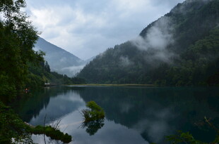 山间云雾绕的静谧湖水