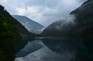 山间云雾缭绕的静谧湖泊