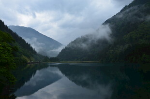 云雾缭绕的静谧山水湖景