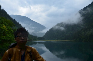 男子立于山水间赏景
