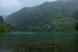 山间幽湖 云雾缭绕之景