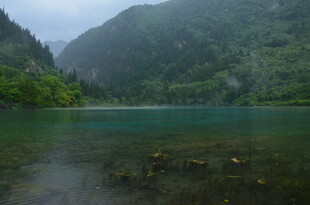 山间幽蓝湖泊美景
