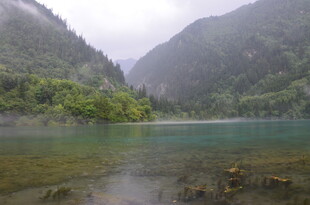 山间幽蓝湖水美景