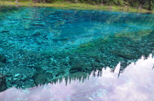 清澈幽蓝的美丽湖水景观