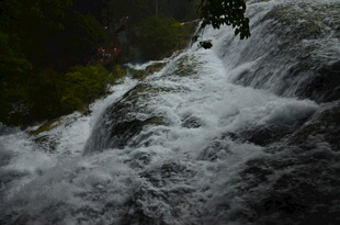 湍急溪流瀑布景观