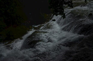 山间湍急溪流瀑布景观