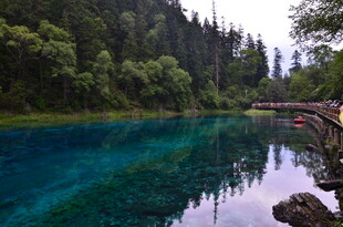 梦幻蓝湖 山林环绕的美景