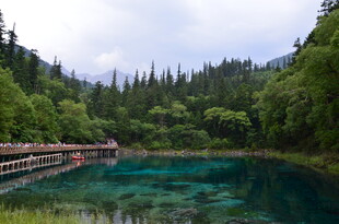 梦幻清澈的山间碧绿湖水