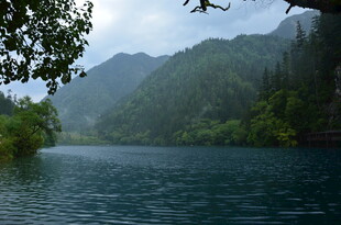 青山环绕的静谧湖水