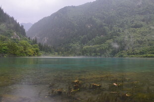 山间清澈湖泊美景