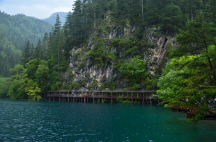 湖畔山林栈道美景