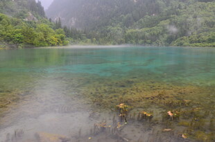 梦幻蓝湖 山水间的静谧之美
