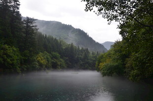 山间幽湖之静谧美景