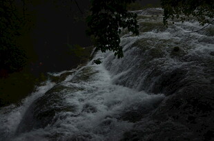 山间湍急瀑布景观