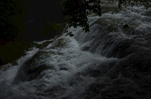 山间湍急小瀑布景观