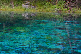 清澈碧绿的幽美湖水