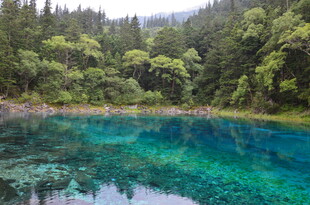 梦幻蓝绿潭 山林环绕美景