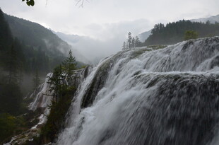 壮观瀑布 山间云雾缭绕