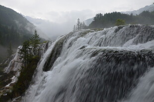 山间瀑布云雾缭绕之景