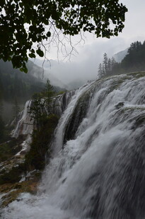 山间瀑布云雾缭绕美景