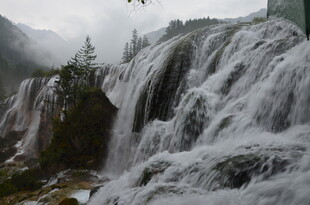 壮观山间瀑布景观