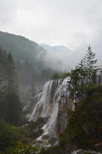 山间云雾缭绕的壮美瀑布