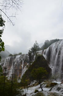 云雾缭绕下的壮美瀑布