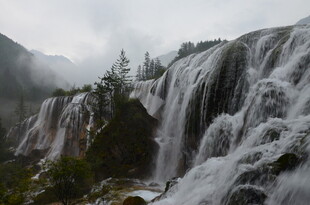 山间壮丽瀑布景观