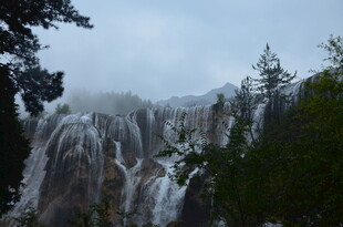 山间雾中壮观的冰雪瀑布