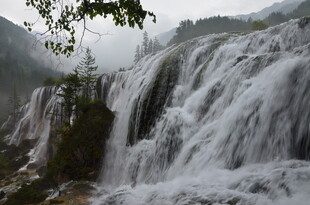壮观瀑布倾泻于山间